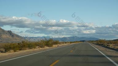路旅行开车汽车死亡谷这些维加斯内华达美国搭便车旅行美国高速公路旅程戏剧性的大气云山莫哈韦沙漠沙漠荒野视图车